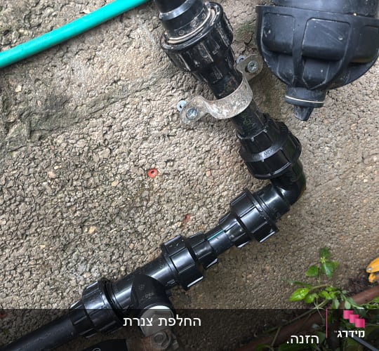 חיבורים וצינורות ליד קיר עם כלי עבודה צהוב
